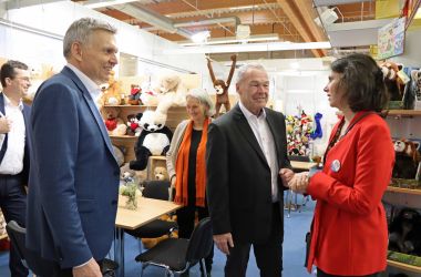 Fünf Personen stehen in einem Verkaufsraum für Plüschtiere und unterhalten sich. Darunter die beiden Bürgermeister der Städte Sonneberg und Neustadt bei Coburg.