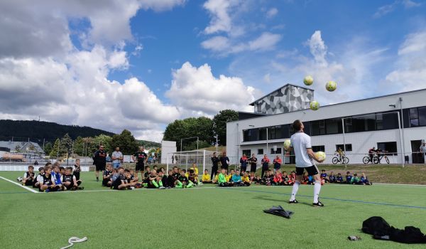 Eröffnung des Kunstrasens in Sonneberg mit Balljonglage.