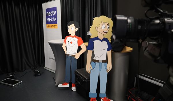 Zwei Aufsteller von Cartoon-Figuren.