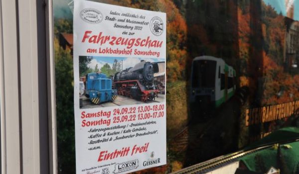 Ein Plakat mit der Aufschrift: Fahrzeugschau am Lokbahnhof Sonneberg.