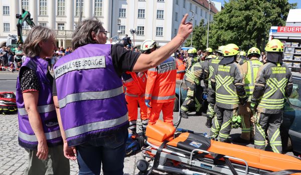 Feuerwehr und DRK Mitarbeiter bei einem Probeeinsatz.