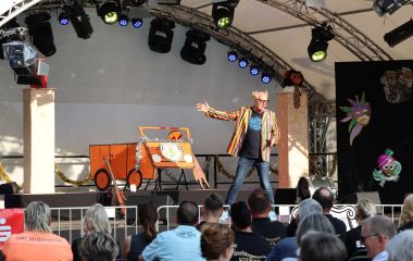 Ein Mann tritt auf einer Bühne auf.