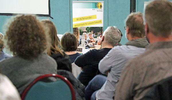 Ein Banner mit der Aufschrift: MI(N)Teinander - gemeinsam für unsere Zukunft!