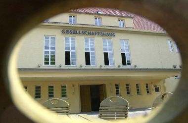 Ein großes gelbes Gebäude mit der Aufschrift: Gesellschaftshaus.
