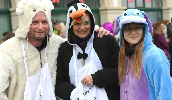 Drei kostümierte Personen. Ein Bär, ein Pinguin und ein Esel.