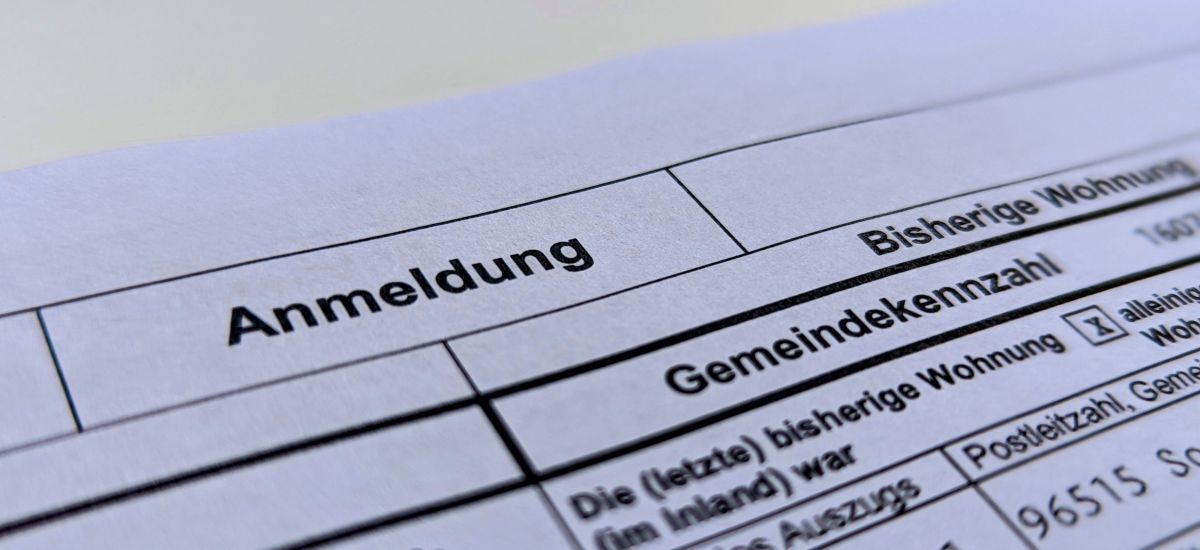 Auf einem Blatt steht Anmeldung.