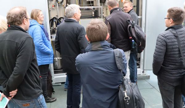 Menschen schauen sich eine Anlage an.