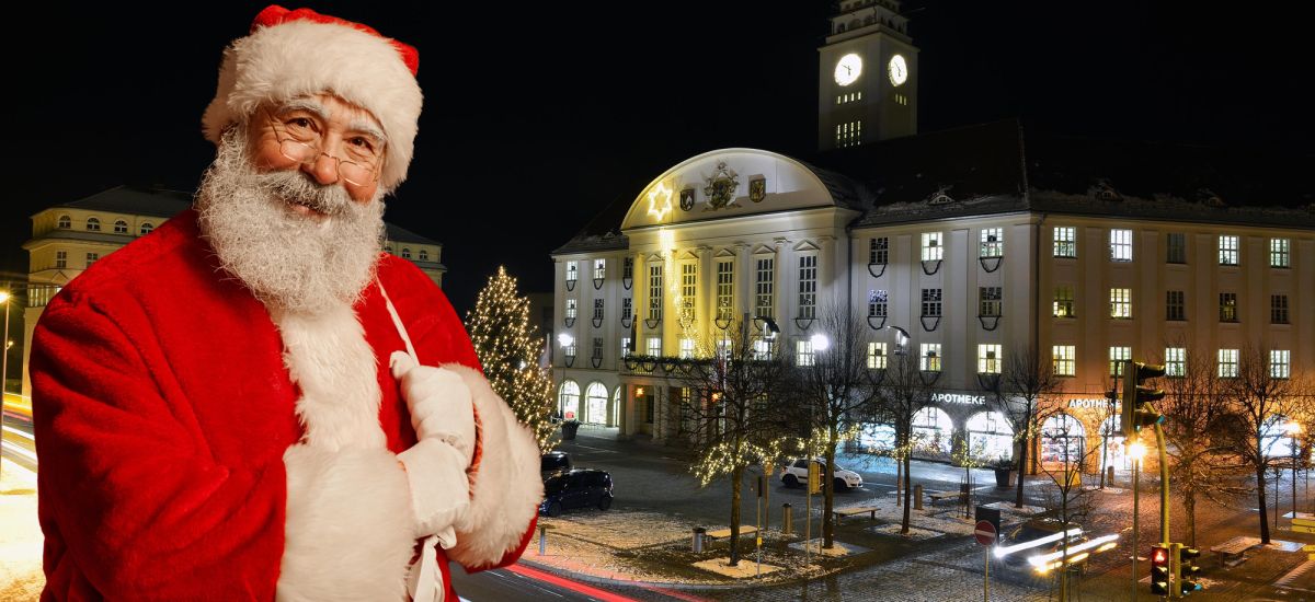 Eine Grafik zeigt einen Weihnachtsmann neben dem Sonneberger Rathaus bei Nacht.