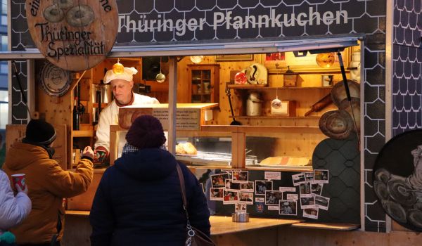 Ein Verkaufsstand mit der Aufschrift: Thüringer Pfannkuchen.