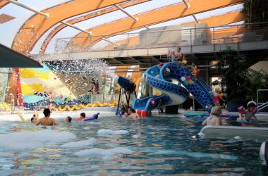 Badegäste haben Spaß im Nichtschwimmerbecken in Sonneberg.