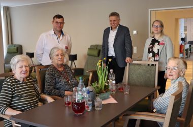 Wie es ihnen in der neuen Einrichtung in der alten Post gefällt, berichteten diese drei Seniorinnen dem Bürgermeister. Fotos: Stadt Sonneberg/C. Heinkel