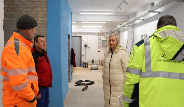 Vier Personen machen eine Baubesprechung.