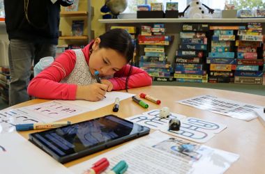 Mädchen probiert die programmierbaren Farbroboter Ozobot aus / Foto: C. Heinkel