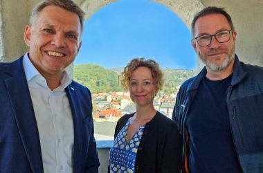 Zwei Männer und eine Frau stehen im Turm des Rathauses Sonneberg.