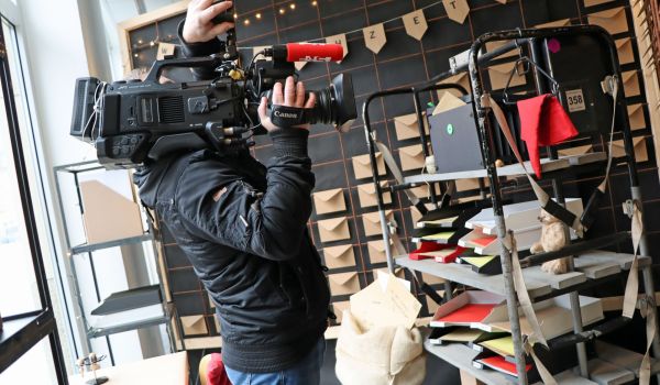 Ein Mann filmt mit einer großen Kamera in der Werkstatt des Weihnachtsmannes in Sonneberg.