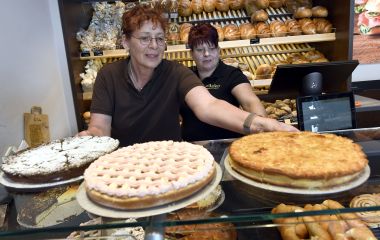 Mitarbeiterinnen der Bäckerei Anton präsentieren Kuchenvielfalt. (Foto: Carl-Heint Zitzmann)