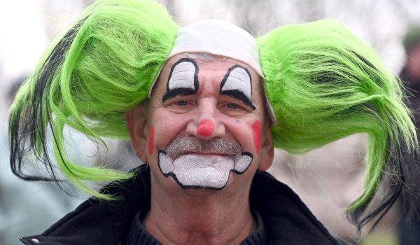Ein Mann ist als Clown verkleidet.