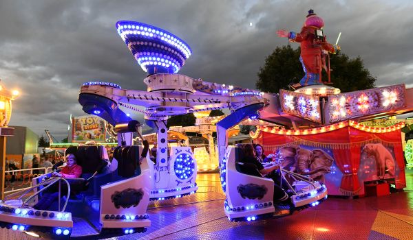 EIn Karussell leuchtet bunt bei Nacht.