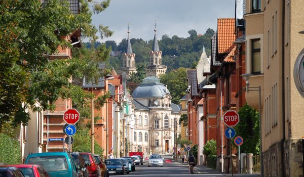 Blick durch Beethovenstraße zum Spielzeugmuseum und zur Stadtkirche. Foto: M. Volk