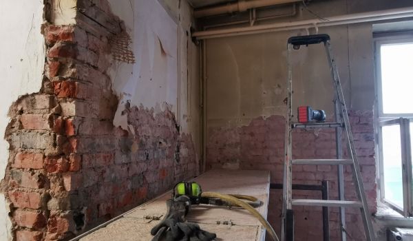 Eine Baustelle in einem Gebäude.