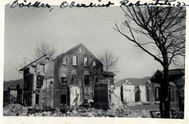 Eine historische Schwarz-Weiß-Fotografie mit einem zerbombten Haus in der früheren Robertstraße in Sonneberg.