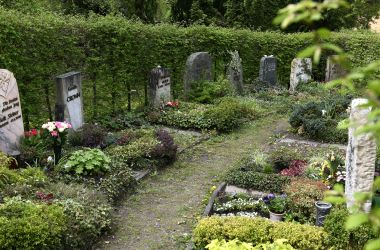 Gräber auf einem Friedhof.