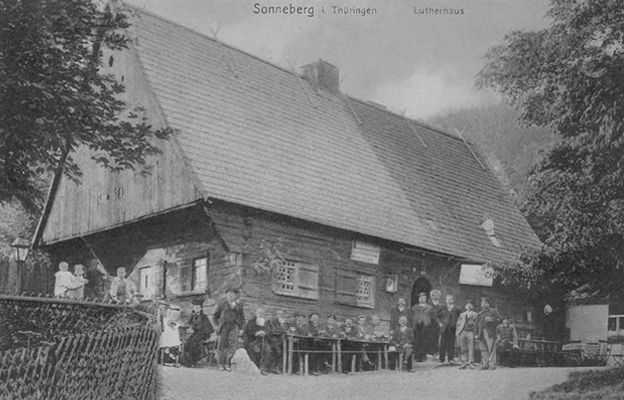 Eine schwarz-weiß Fotografie von einem historischen Gebäude Sonnebergs.