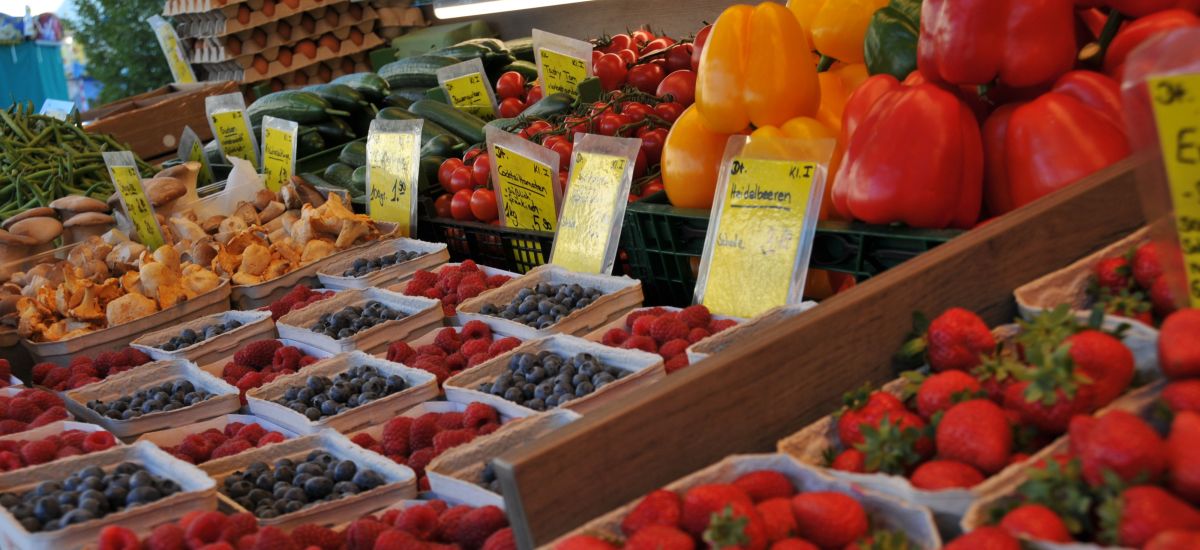 Obststand auf dem Wochenmarkt (Foto: C.Heim)