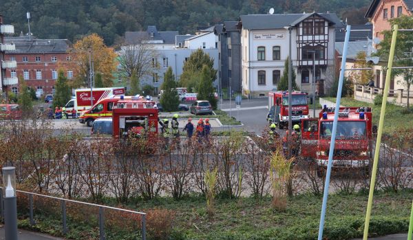 Mehrere Feuerwehrfahrzeuge auf einem Parkplatz.