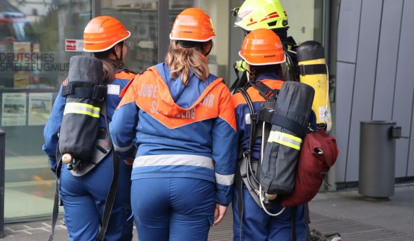 Jugendliche in Feuerwehruniform.