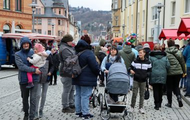Viele Menschen in der Bahnhofsstraße Sonneberg. Links und rechts sind Verkaufstände aufgebaut.