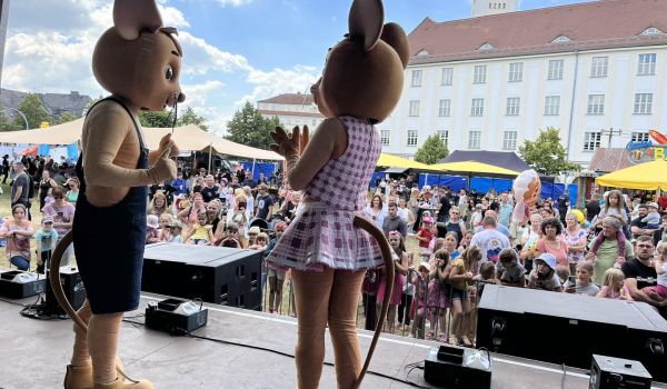 Plüschmäuse auf der Bühne vor dem Rathaus.