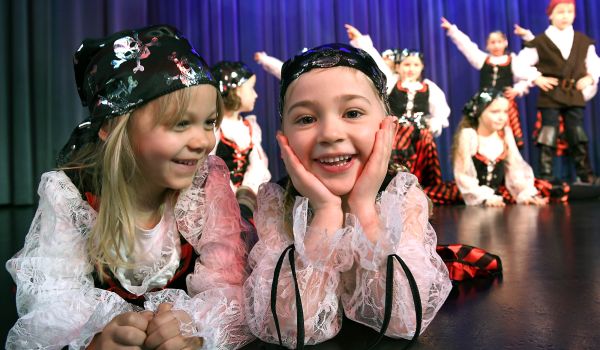 Kinder im Piratenkostüm tanzen auf einer Bühne.