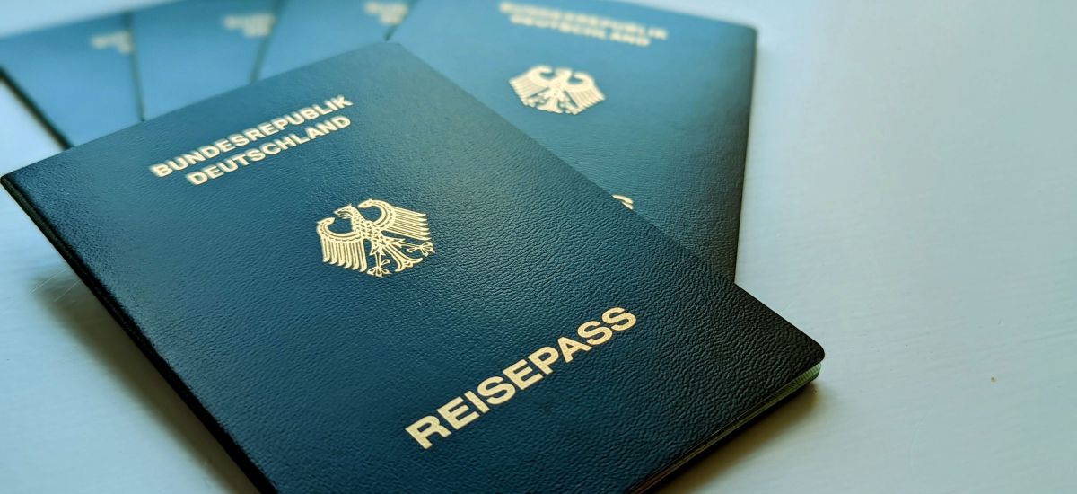 Reisepässe liegen auf einem Tisch.