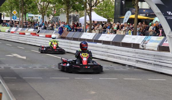 Zwei Kartfahrer fahren auf der Rennstrecke.