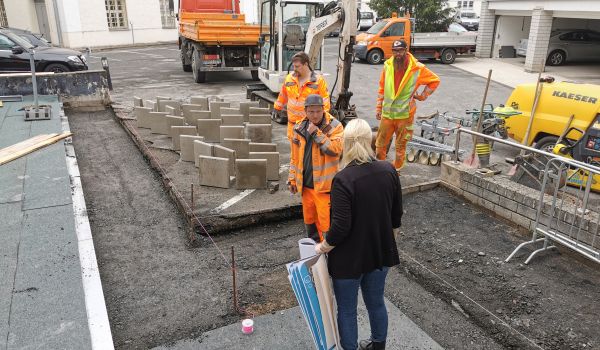 Im Innenhof des Rathauses Sonneberg finden Bauarbeiten statt.