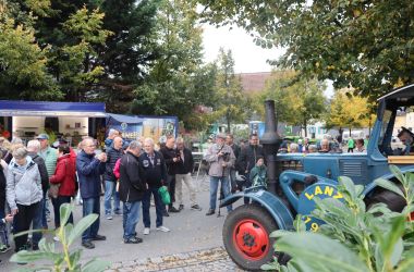 Ein Traktor und viele Menschen.