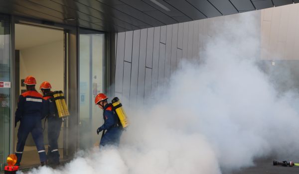 Rauch steigt auf und Kinder proben den Ernstfall.