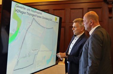 Zwei Männer stehen vor einem Bildschirm. Es sind der Thüringer Wirtschaftsminister Wolfgang Tiefensee und der Bürgermeister von Sonneberg.
