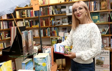 Juliane Strauß gibt in der Sonneberger Buchhandlung gerne Lesetipps. (Foto: Carl-Heint Zitzmann)