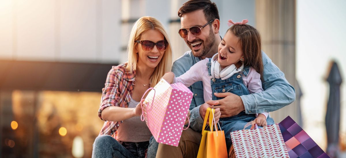 Eine Familie mit Einkaufstaschen.