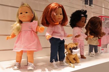 Puppen auf einem Tisch.