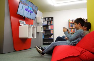 Kinder spielen an der Gaming-Station in der Bibliothek / Foto: K. Zitzmann