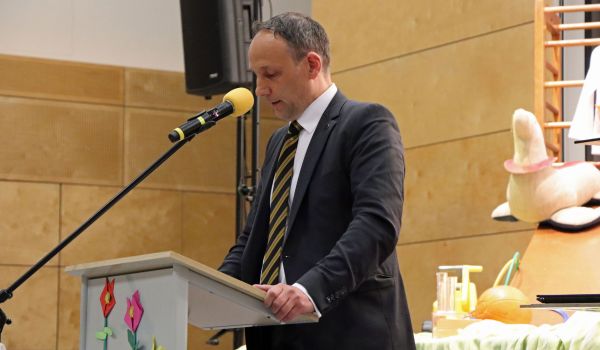 Ein Mann steht an einem Rednerpult. Es ist Christian Dressel, der Hauptamtliche Beigeordnete der Stadt Sonneberg.