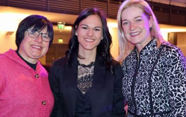 Zwei Frauen stehen links und rechts von Luisa Görlich.