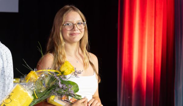 Eine Jugendliche hält ein Präsent in der Hand.