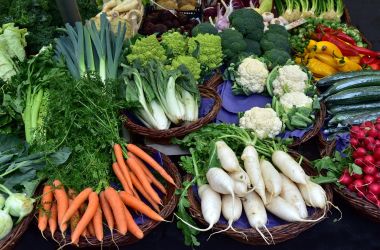 Gemüse an einem Marktstand.