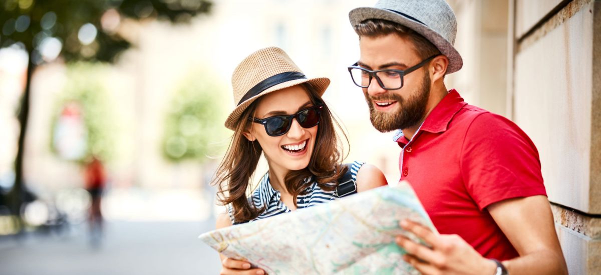 Ein Pärchen schaut auf einen Stadtplan.