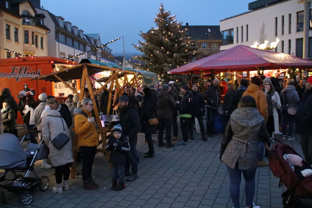 Andreasmarkt mit vielen Menschen auf dem Pikoplatz in Sonneberg.