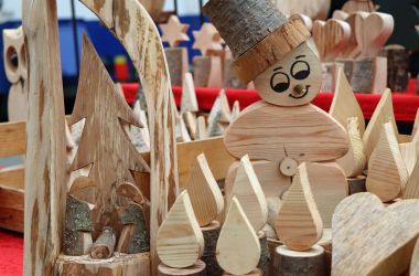 Selbstgemachte Holzartikel aus dem Steigerwald wird Händler Edgar Benkert auf dem Weihnachtsmarkt in Sonneberg verkaufen. Foto: Stadt Sonneberg/C. Heinkel